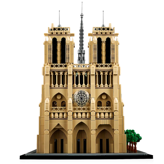 Lego 21061 Notre Dame front view